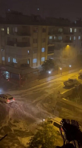 Antalya'da şiddetli yağış; rögarlar taştı, yollarda dolu birikintileri oluştu