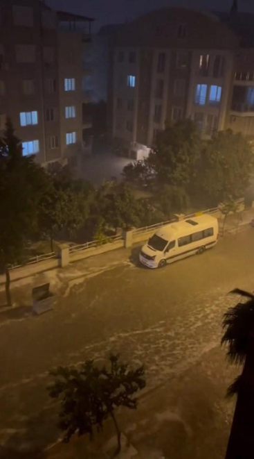 Antalya'da şiddetli yağış; rögarlar taştı, yollarda dolu birikintileri oluştu