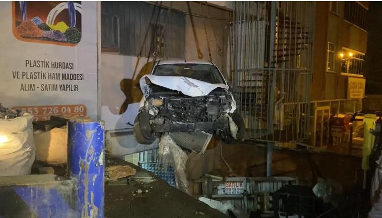 Sultanbeyli'de kaza yapan sürücü yaralı arkadaşını bırakarak kaçtı