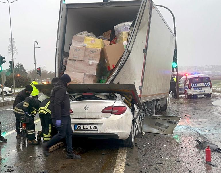 Kamyona arkadan çarpan otomobilin 17 yaşındaki ehliyetsiz sürücüsü öldü