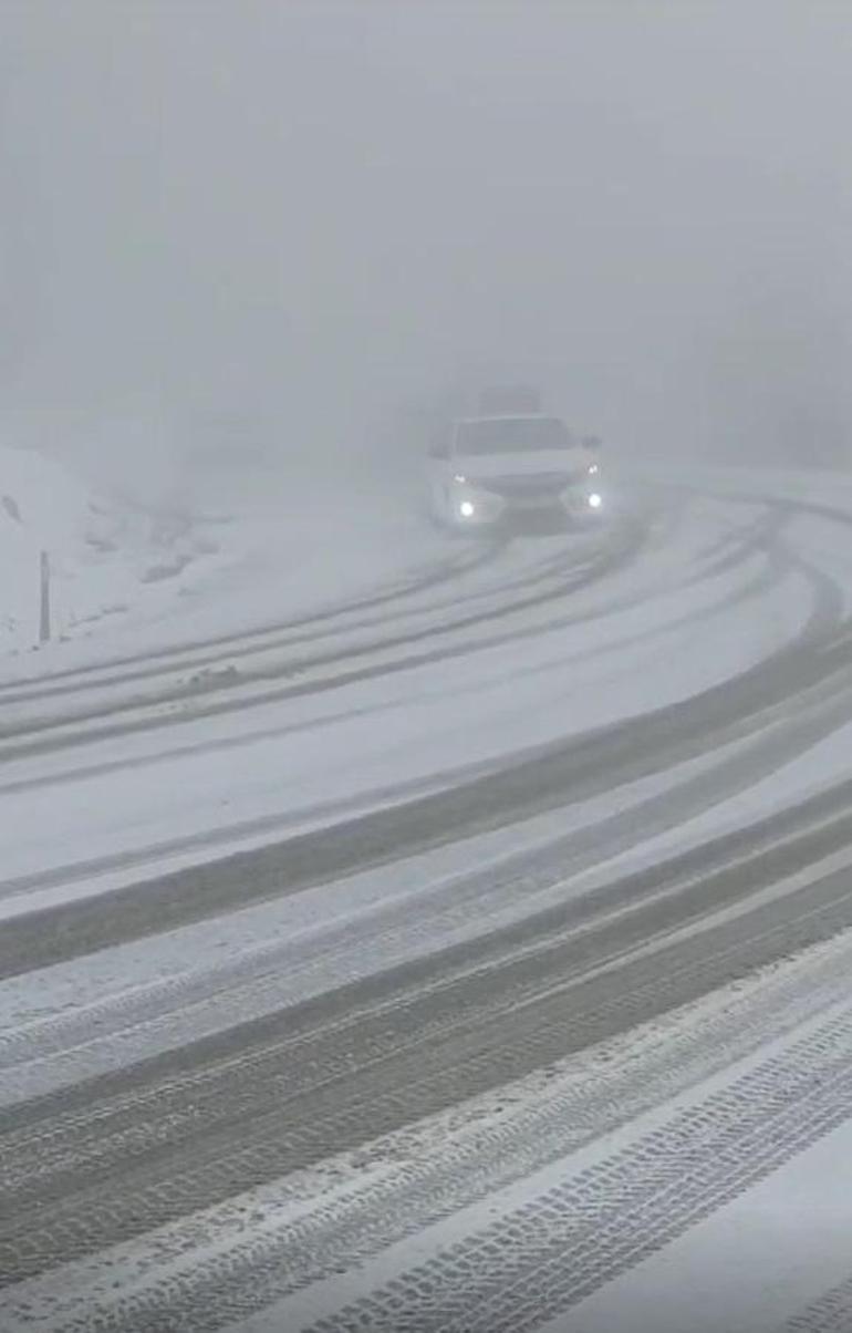 İnegöl ve İznik'te kar yağışı; araçlar yolda mahsur kaldı