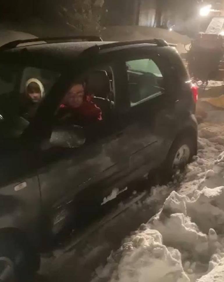 İnegöl ve İznik'te kar yağışı; araçlar yolda mahsur kaldı