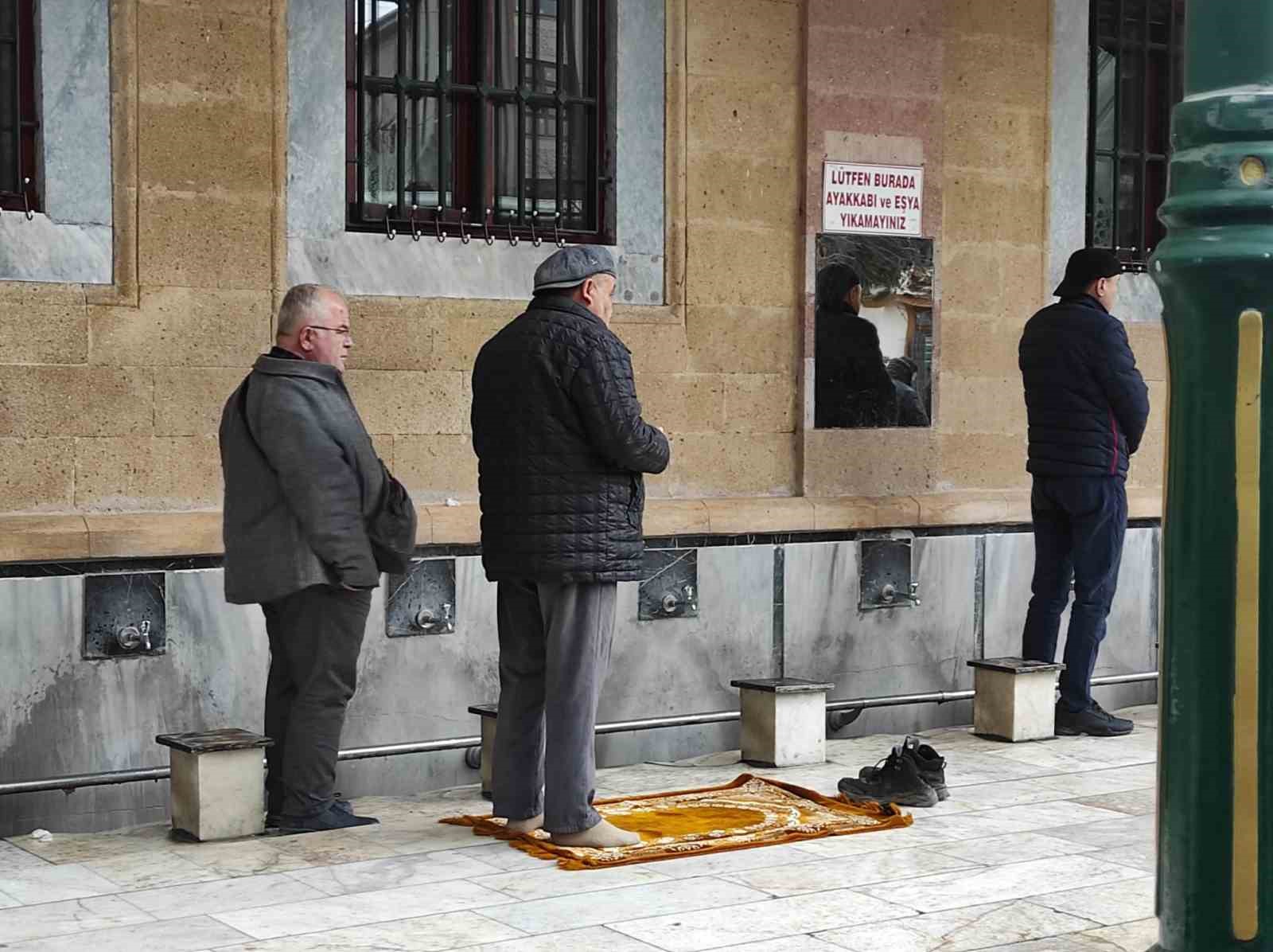 Şiddetli yağmura rağmen safları terk etmediler