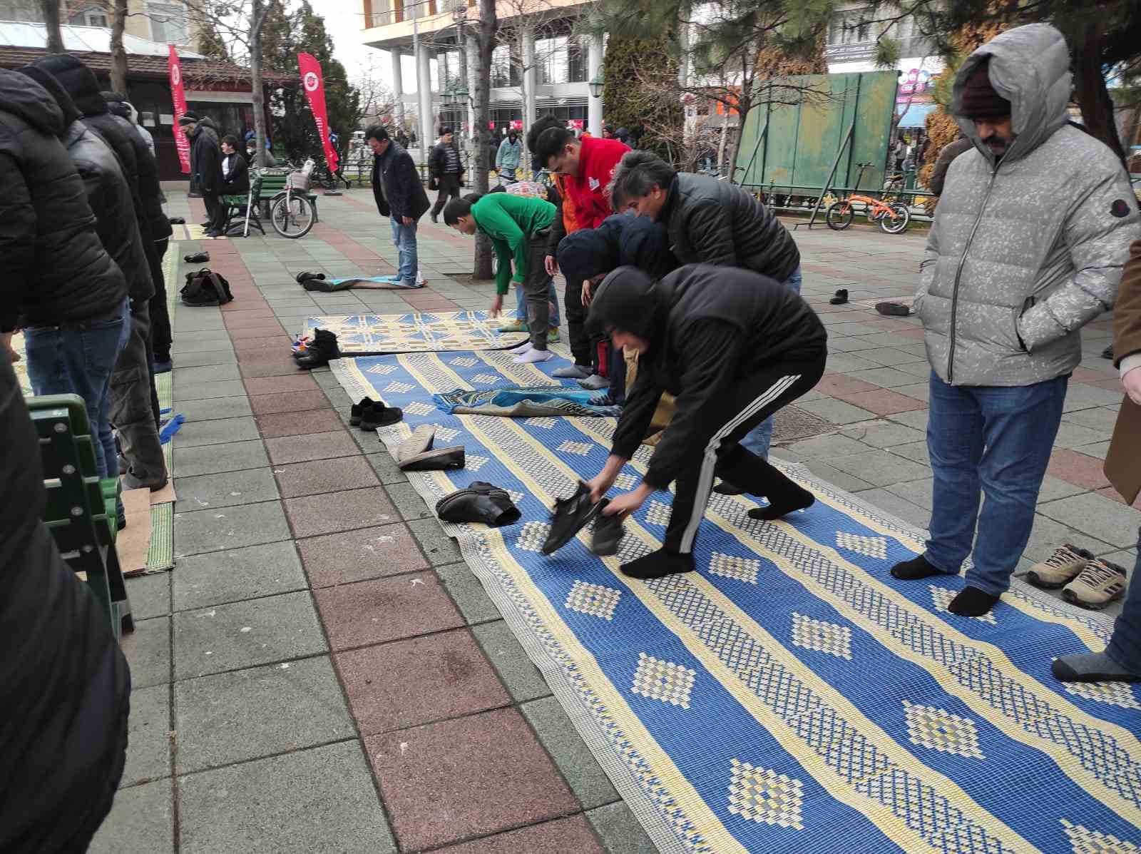 Şiddetli yağmura rağmen safları terk etmediler