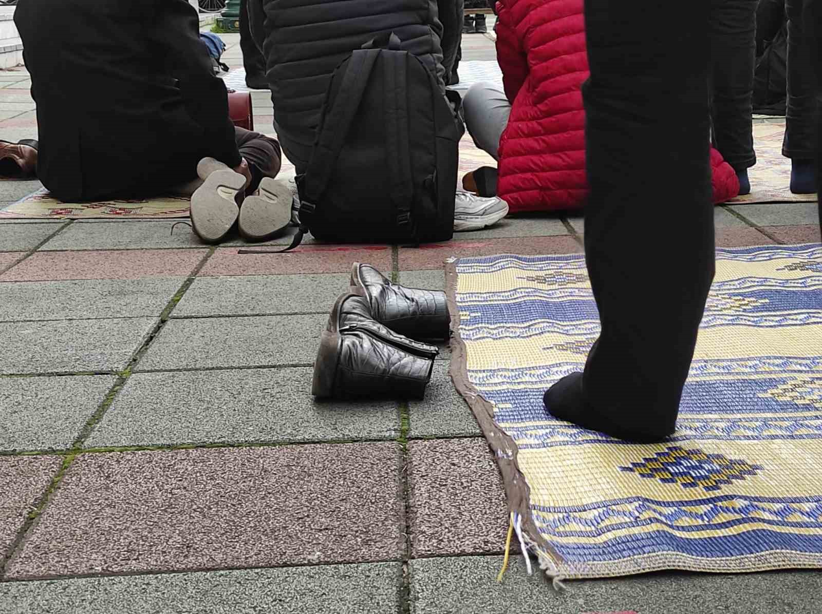 Şiddetli yağmura rağmen safları terk etmediler