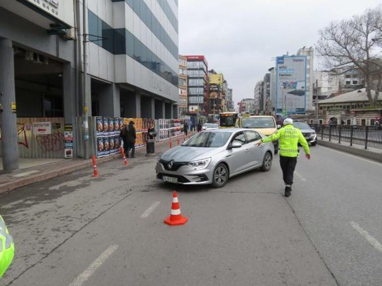 Kadıköy'de yayalara geçiş hakkı vermeyen sürücülere ceza