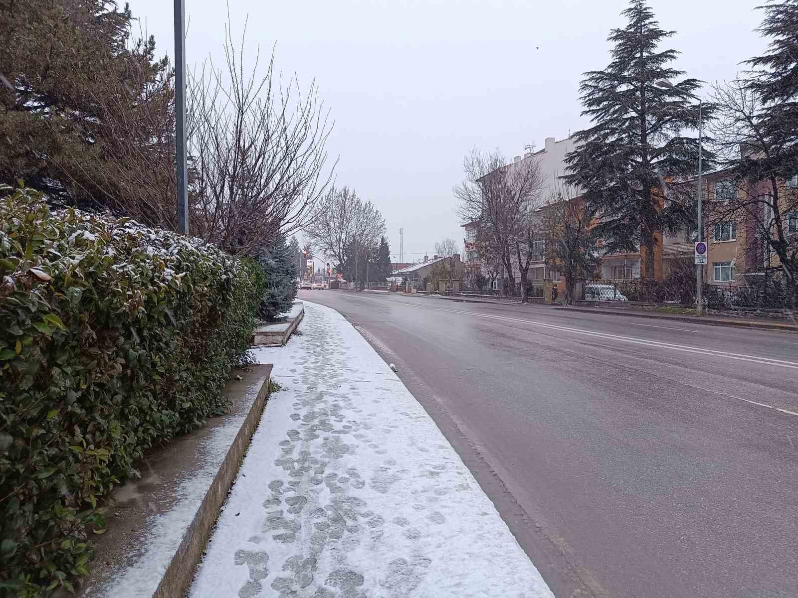 Eskişehir güne karla başladı