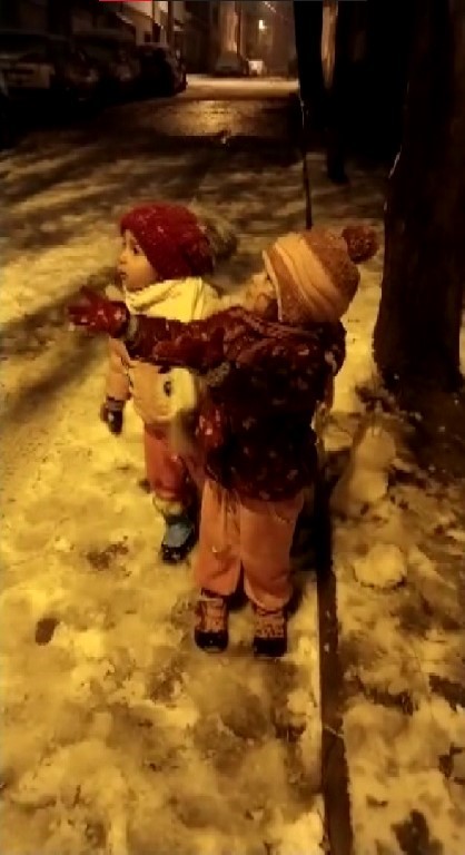 Hayatlarında ilk defa kar gören çocuklar ilginç tepkiler verdi