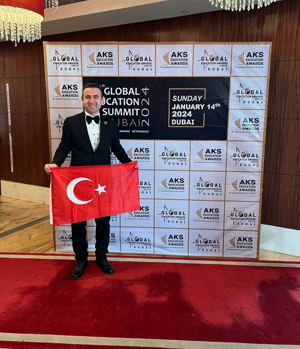 Türk öğretmene Dubai’de uluslararası başarı ödülü verildi