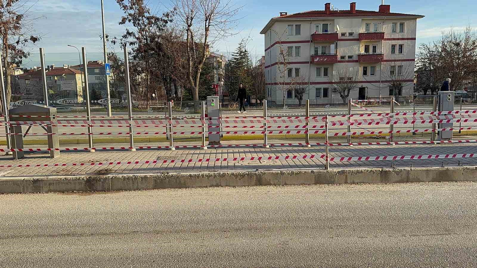 Aşırı hız yapan sürücü tramvay durağına daldı