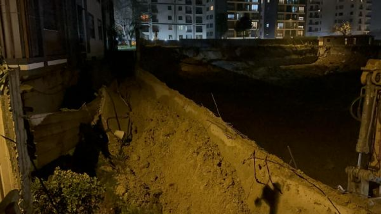 Tuzla'da 5 katlı binanın bahçesinde toprak kaydı, istinat duvarı çöktü