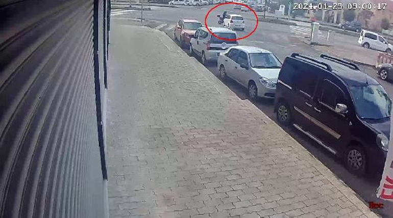 Otomobil ile motosikletin çarpıştığı kaza, kamerada