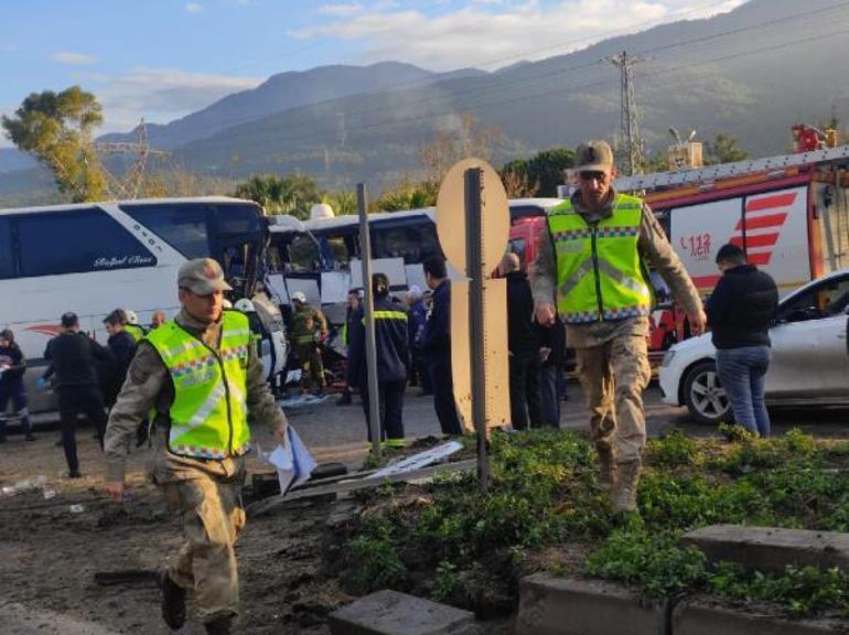 Hatay'da işçi servisi otobüsler çarpıştı: 1'i ağır 18 yaralı
