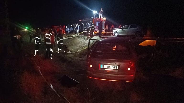 Niğde'de 2 otomobil kafa kafaya çarpıştı; karı- koca öldü, 3 yaralı