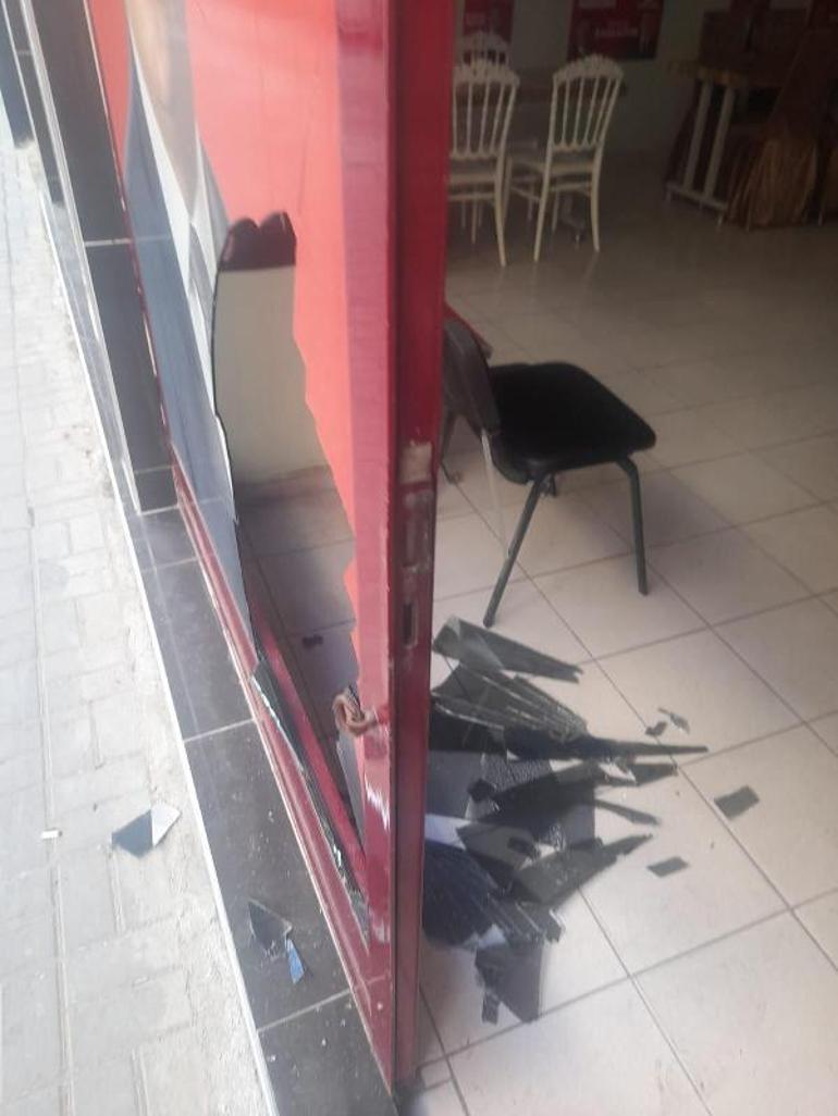 Ankara'da Yeniden Refah Partili adayın seçim bürosunun camları kırıldı; saldırı anı kamerada