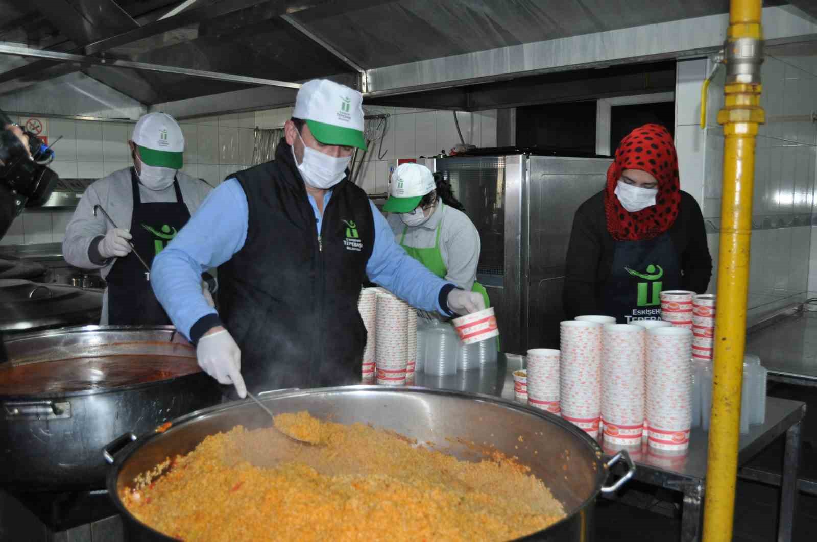 Tepebaşı’nda 53 bin porsiyon yemek ihtiyaç sahiplerine ulaştırıldı