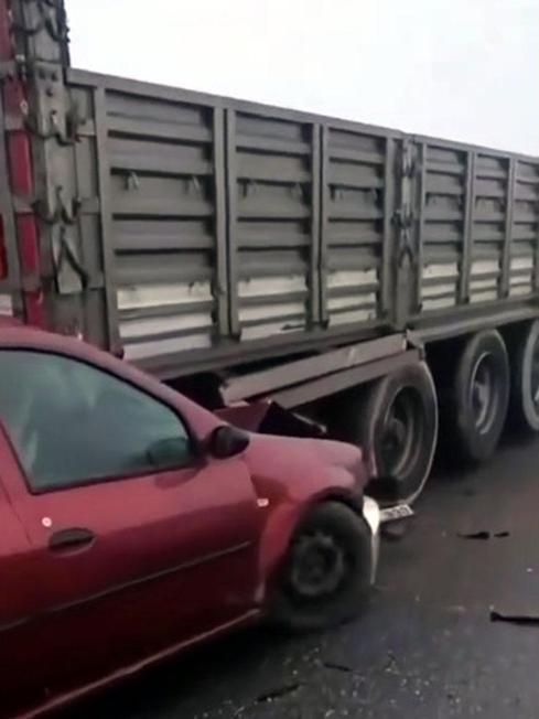 Bitlis’te biri TIR, 6 aracın karıştığı zincirleme kazada 18 kişi yaralandı