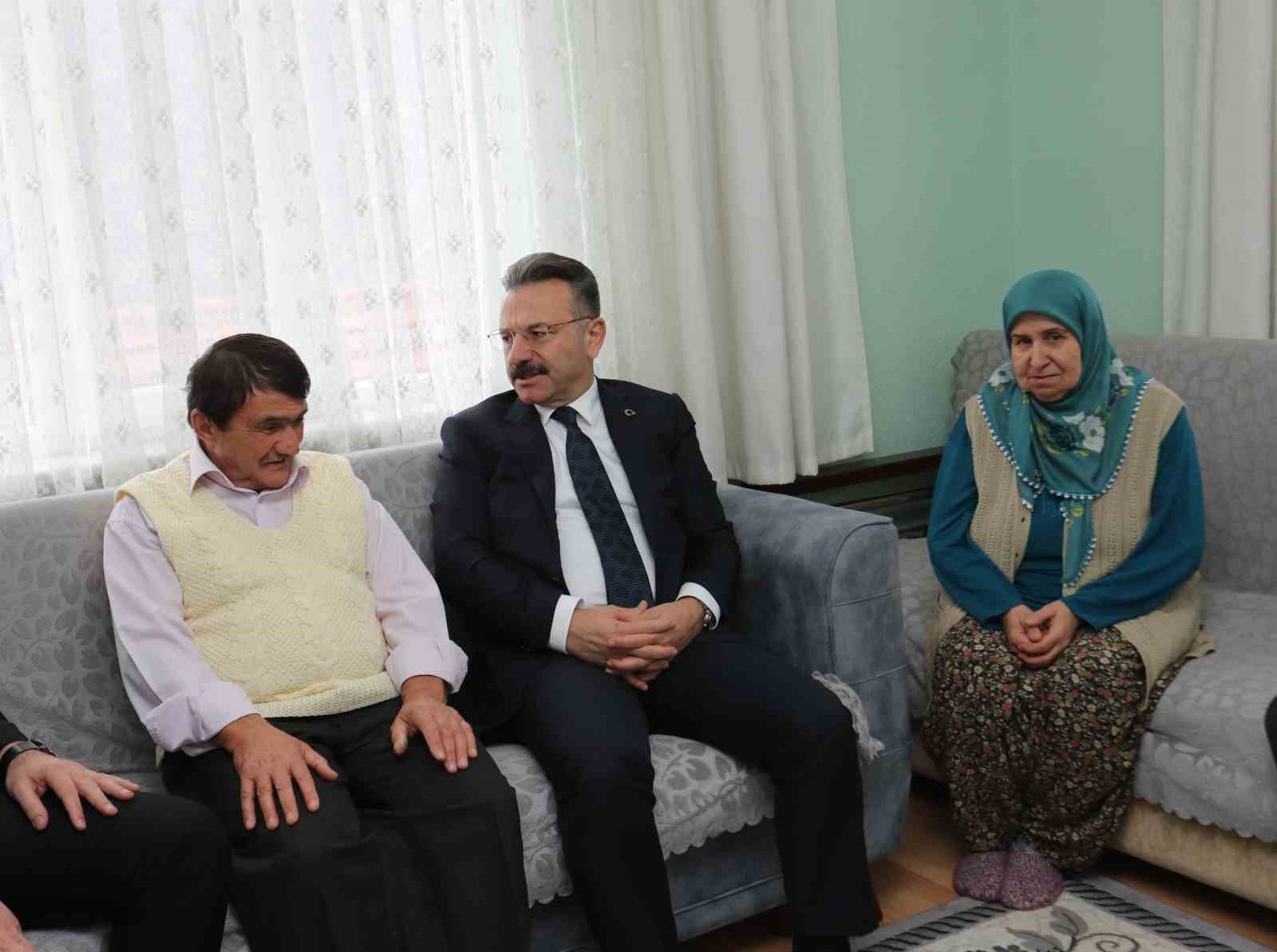Vali Hüseyin Aksoy şehit ailesini ziyaret etti