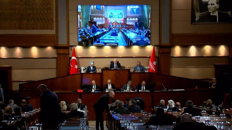 İBB Meclis Toplantısında partisini eleştirdi; AK Parti'yi övdü