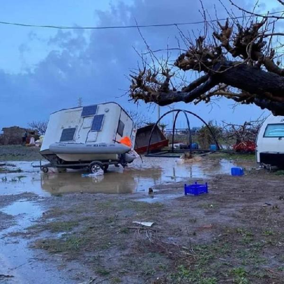 İzmir'de fırtınada zarar gören okulda eğitime 3 gün ara verildi