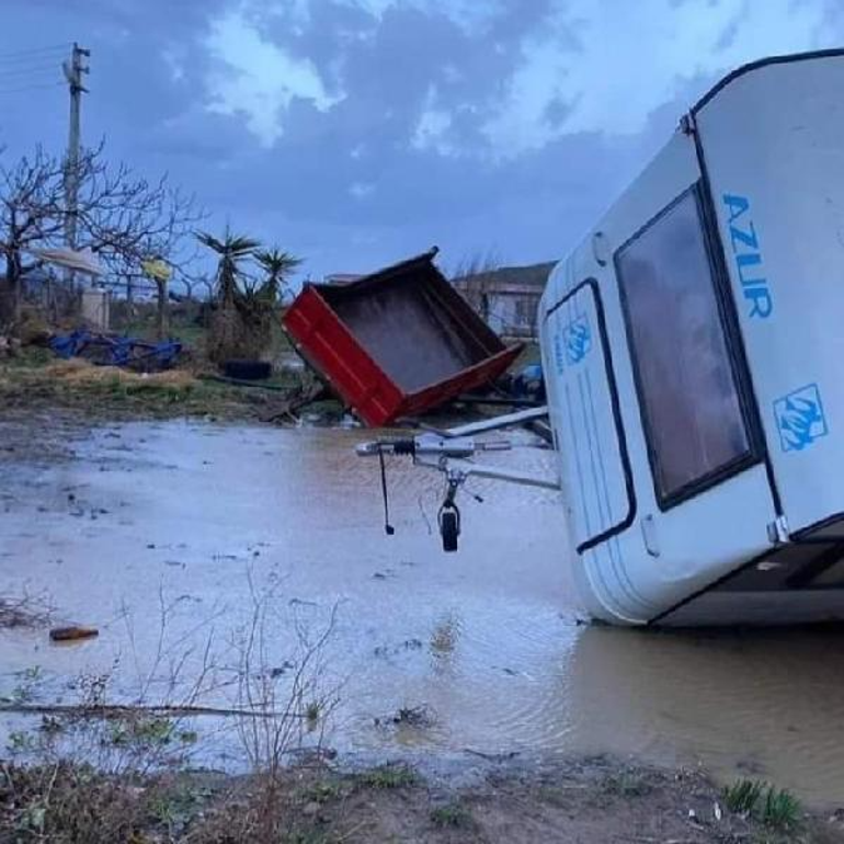 İzmir'de fırtınada zarar gören okulda eğitime 3 gün ara verildi