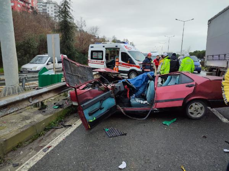 Bariyere çarpan otomobil parçalandı: 2 ölü, 2 yaralı