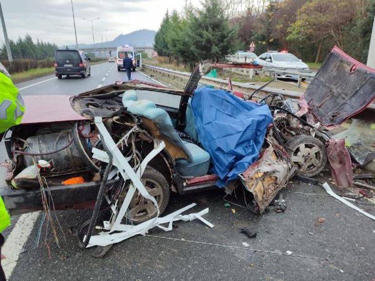 Bariyere çarpan otomobil parçalandı: 2 ölü, 2 yaralı