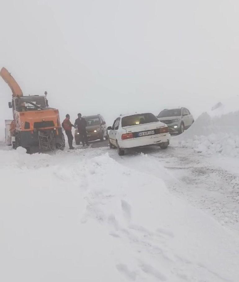 Muş'ta kar ve tipi; karayolunda mahsur kalan 35 kişi 3 saatte kurtarıldı