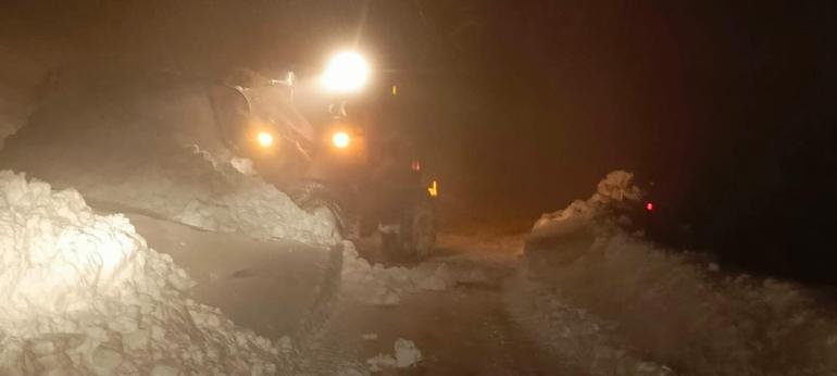 Muş'ta kar ve tipi; karayolunda mahsur kalan 35 kişi 3 saatte kurtarıldı