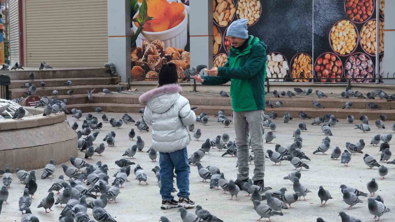 Kızıyla birlikte Bodrum’dan gelen turist güvercinleri elleriyle besledi