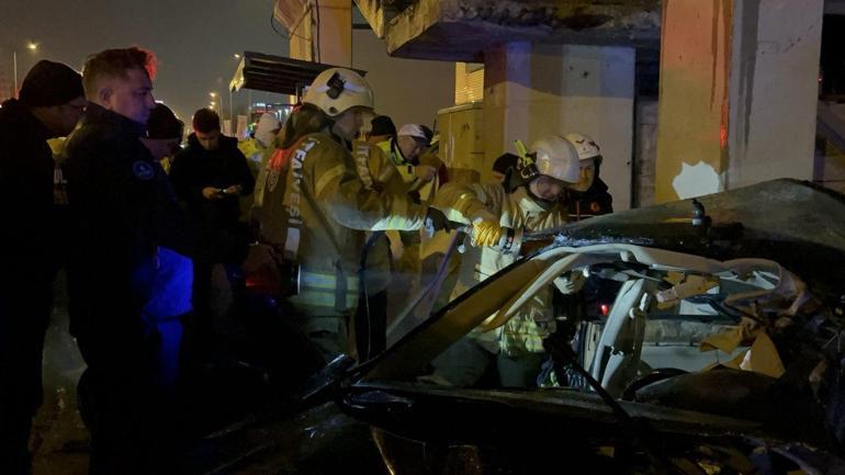 Kartal'da otomobil üst geçidin direklerine çarptı: 1 ölü, 1 yaralı