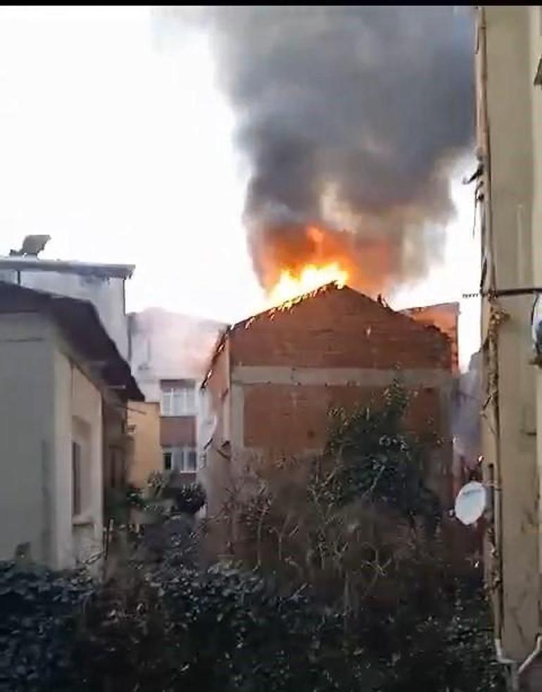 Şişli'de iki katlı binanın çatısı alev alev yandı