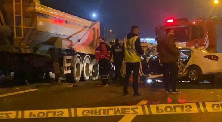Sultangazi'de otomobil yol kenarına bırakılan dampere çarptı: 1 ölü, 2 yaralı