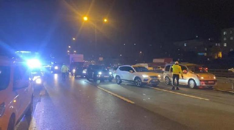 Sultangazi'de otomobil yol kenarına bırakılan dampere çarptı: 1 ölü, 2 yaralı