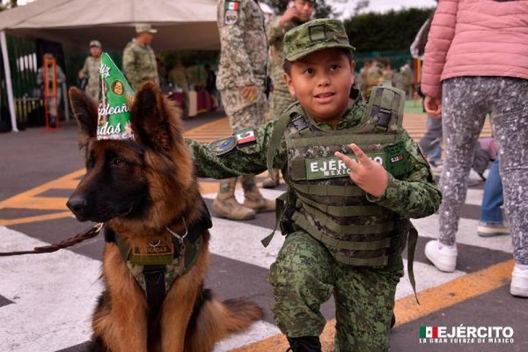Arkadaş, ilk doğum gününü Meksika sokaklarında çocuklarla kutladı