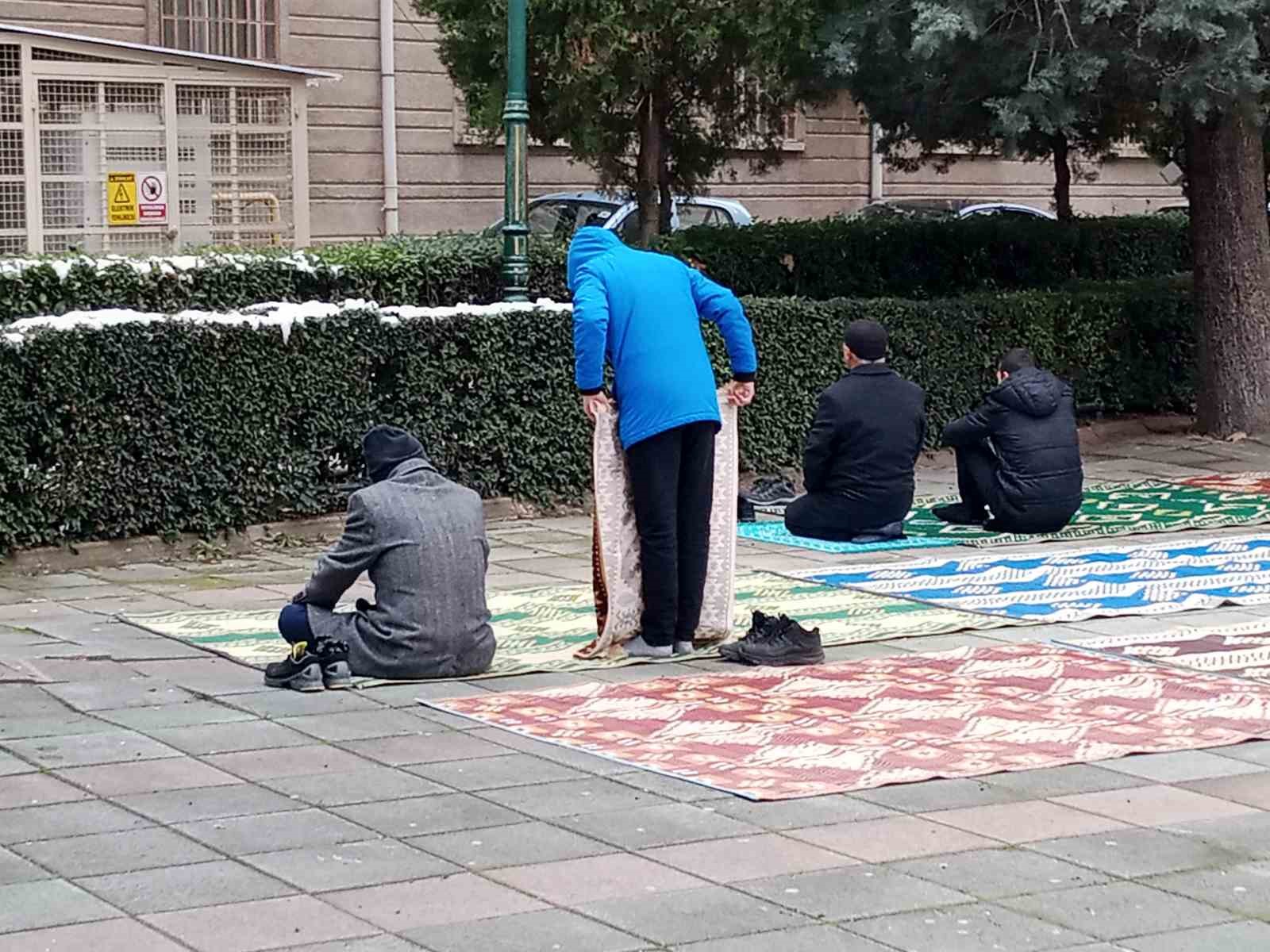 Hava sıcaklığının eksi değerlere düşmesi ibadete engel olmadı