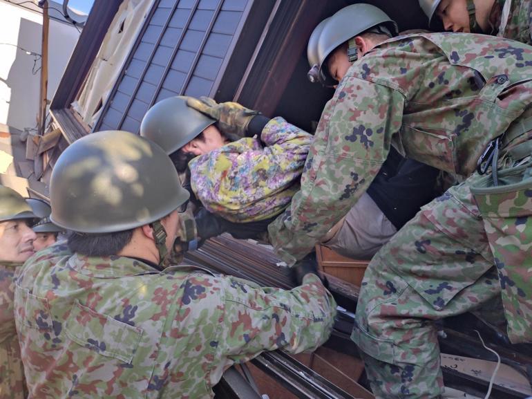 Japonya ordusu, 10 bin personelle deprem bölgesinde