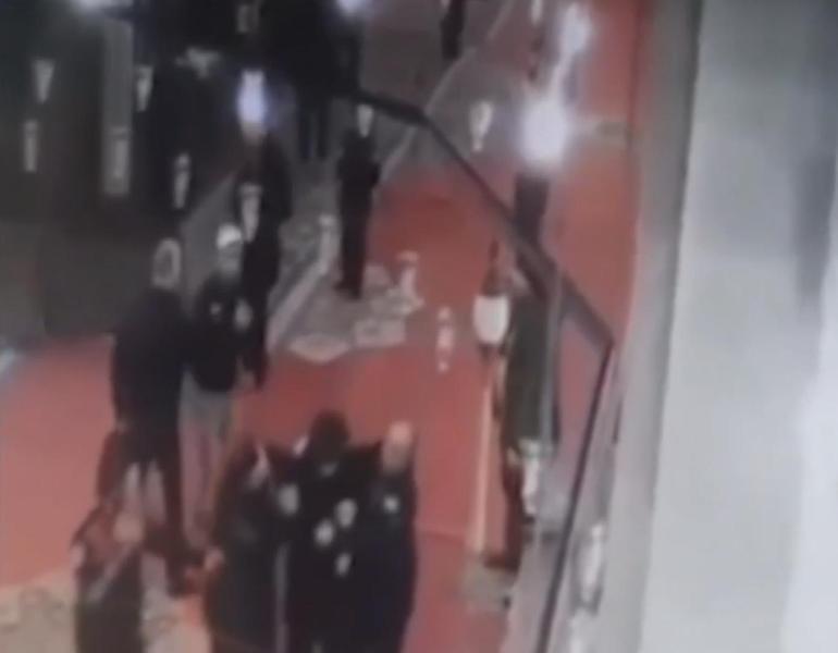 Fatih Camii'nde bıçaklı saldırı güvenlik kamerasında