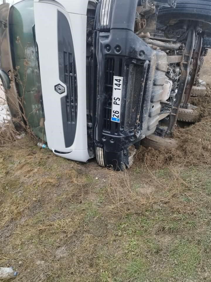 Şarampole devrilen kamyonun sürücüsü yaralandı
