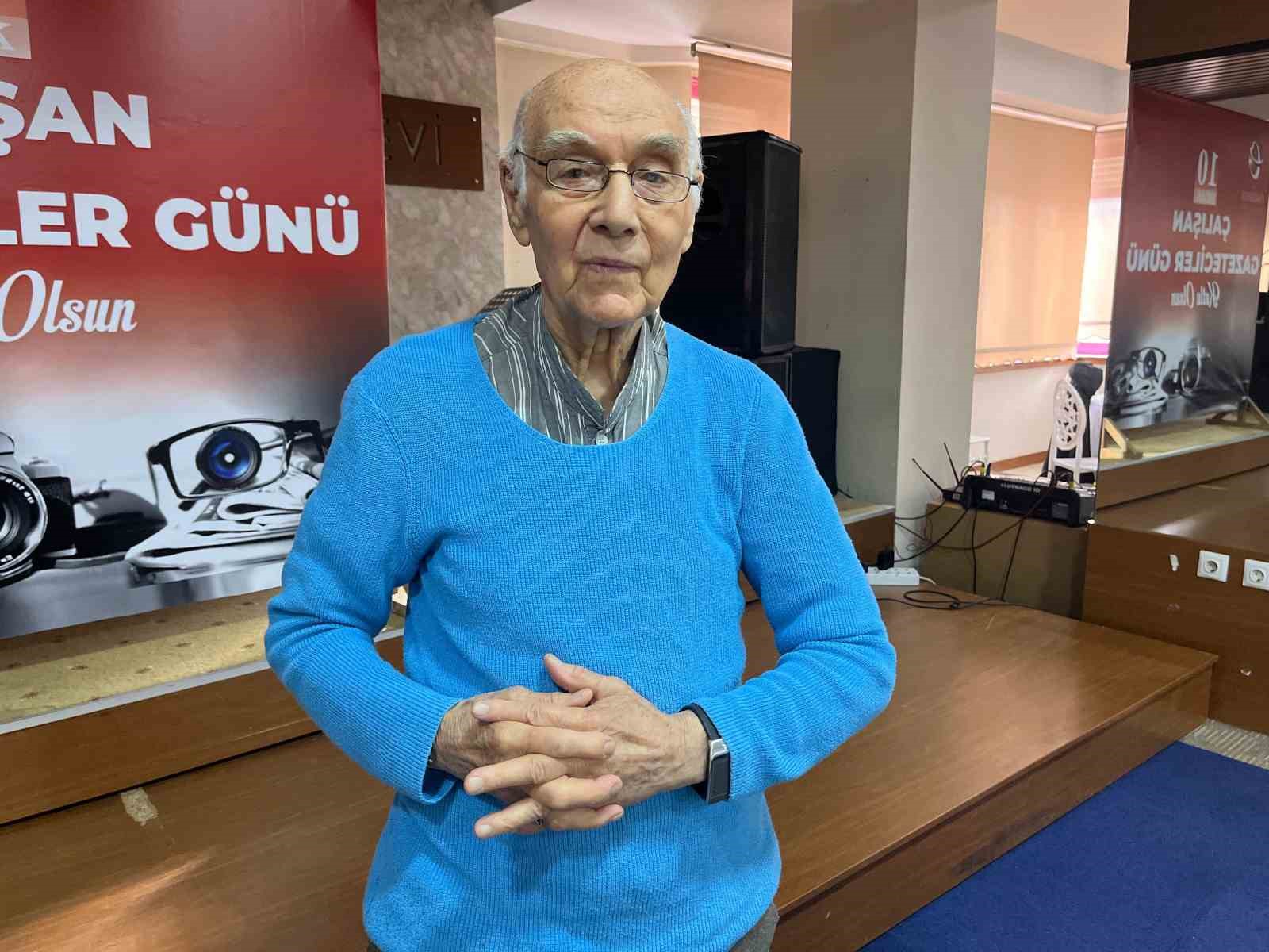 91 yaşında hâlâ gazetecilik yapan Rıdvan Uysal’a teşekkür belgesi