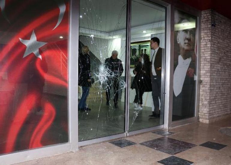 Antalya'da CHP il binasına taşlı saldırı