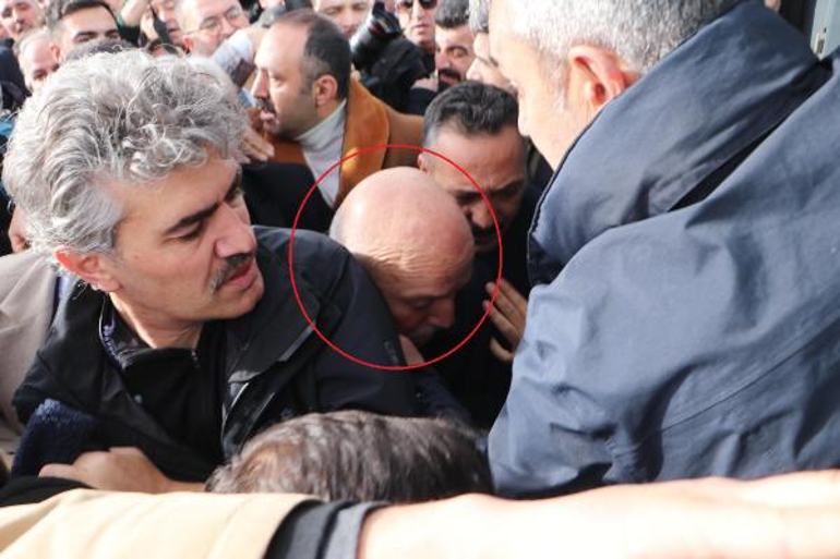 Erzurum'da yeniden aday gösterilen Başkan Sekmen, karşılamada ezilme tehlikesi geçirdi