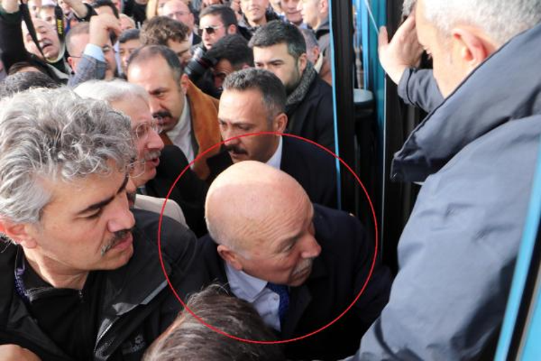 Erzurum'da yeniden aday gösterilen Başkan Sekmen, karşılamada ezilme tehlikesi geçirdi