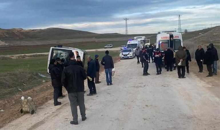 Eskişehir'de kamyonun çarptığı halk otobüsü devrildi; 11 yaralı