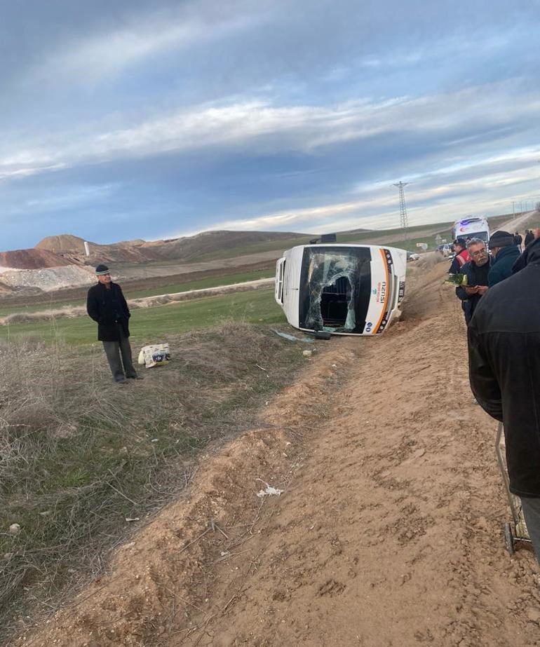 Eskişehir'de kamyonun çarptığı halk otobüsü devrildi; 11 yaralı