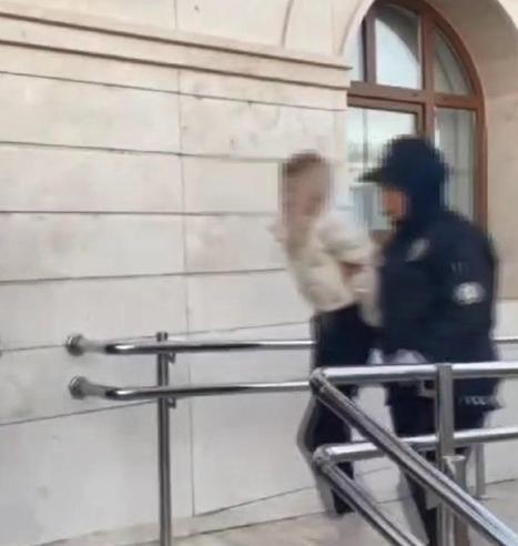 Maltepe'de polisten kaçan kadının çantasından 2 kilo 985 gram uyuşturucu çıktı