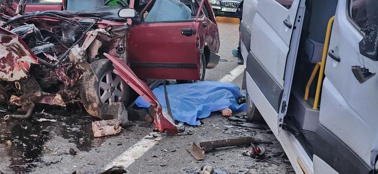Minibüs ile otomobil kafa kafaya çarpıştı: 2 ölü, 2 yaralı