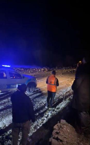 Artvin- Borçka karayolunda heyelan; risk nedeniyle çalışma başlatılamadı