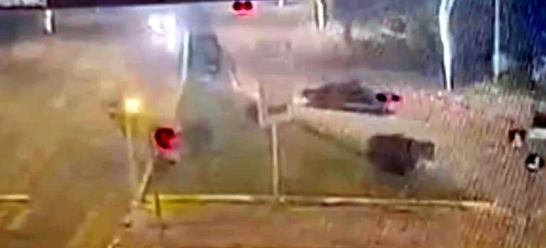 Refüjdeki reklam panosuna çarpan otomobilin sürücüsü 2.93 promil alkollü çıktı; kaza kamerada