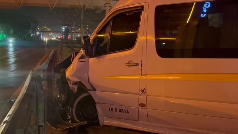 Cipe çarpan servis minibüsü, tramvay hattına girdi: 8 yaralı